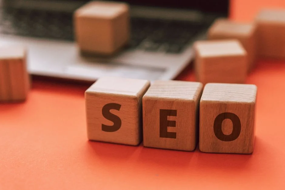 Groupe de professionnels du business travaillant ensemble dans un cadre de bureau.